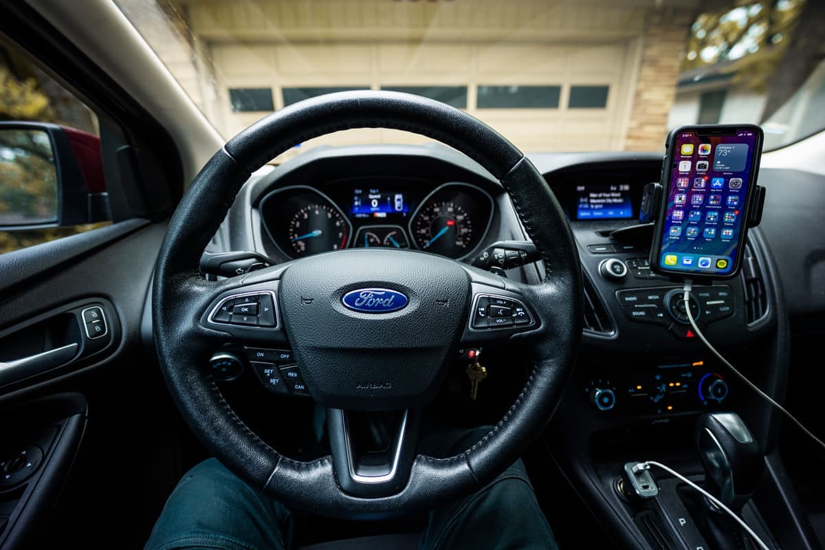 A car console with a phone and keys